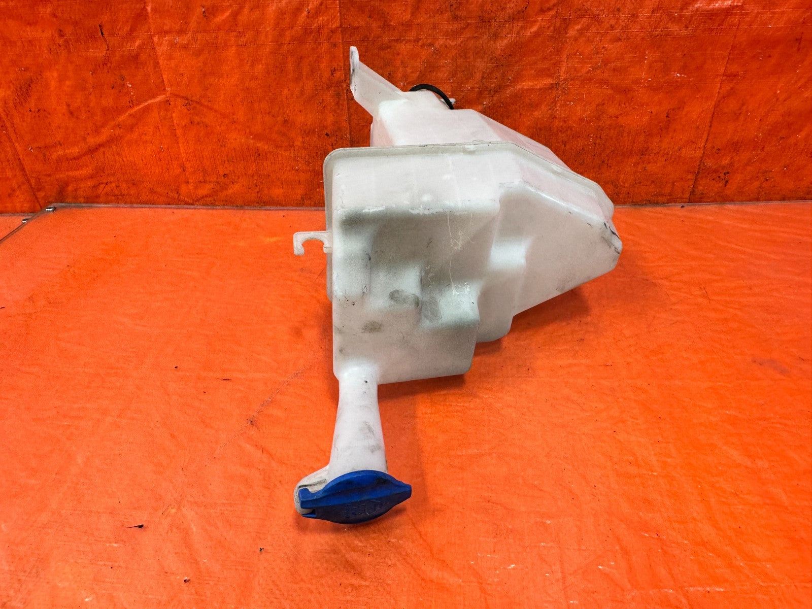 13 16 HYUNDAI GENESIS COUPE   WINDSHIELD WIPER RESERVOIR TANK W/ MOTOR   OEM 3184