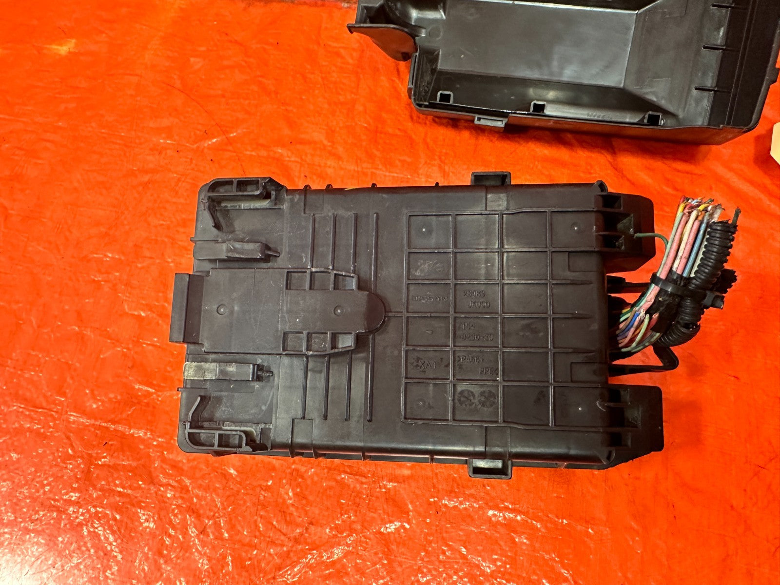 08 09 INFINITI G37 2D COUPE UNDER THE HOOD ENGINE BAY FUSE BOX PANEL   OEM 3285