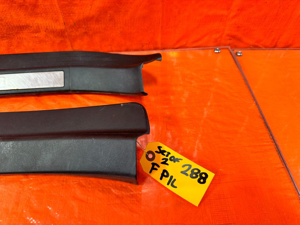 02 05 LEXUS SC430   LEFT AND RIGHT FLOOR PILLARS SCUFF PLATE SET   BLACK OEM 2881