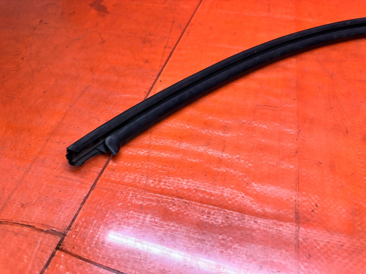 1994-2001 ACURA INTEGRA 2D PASSENGER RIGHT DOOR WINDOW RUN CHANNEL OEM #34911