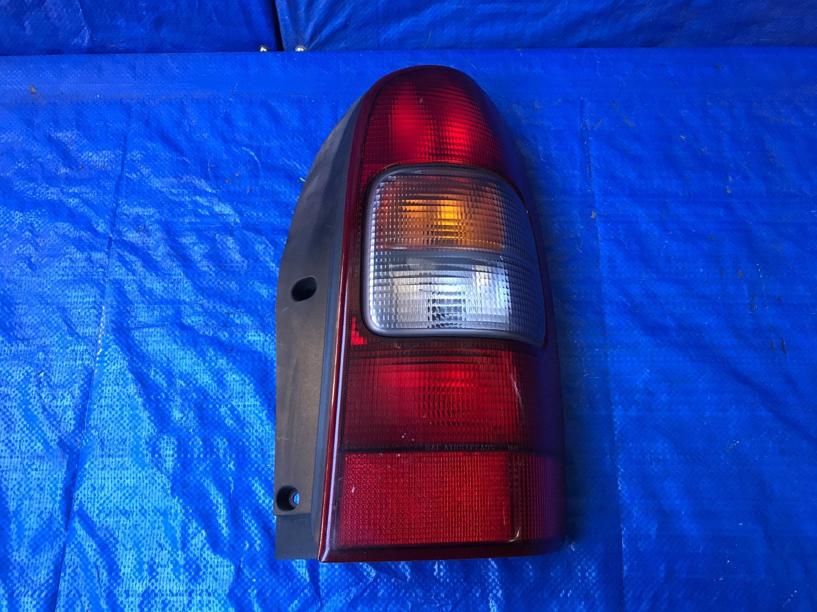 OEM 2000 2001 2002 2003 CHEVROLET SILHOUETTE PASSENGER RIGHT TAIL LIGHT0
