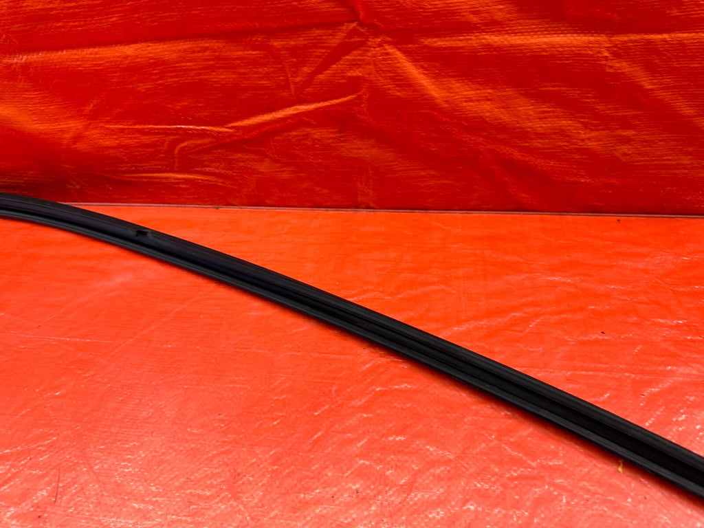 96 00 HONDA CIVIC   COUPE & HATCH   PASSENGER RIGHT DOOR GLASS SUB SEAL OEM #2015