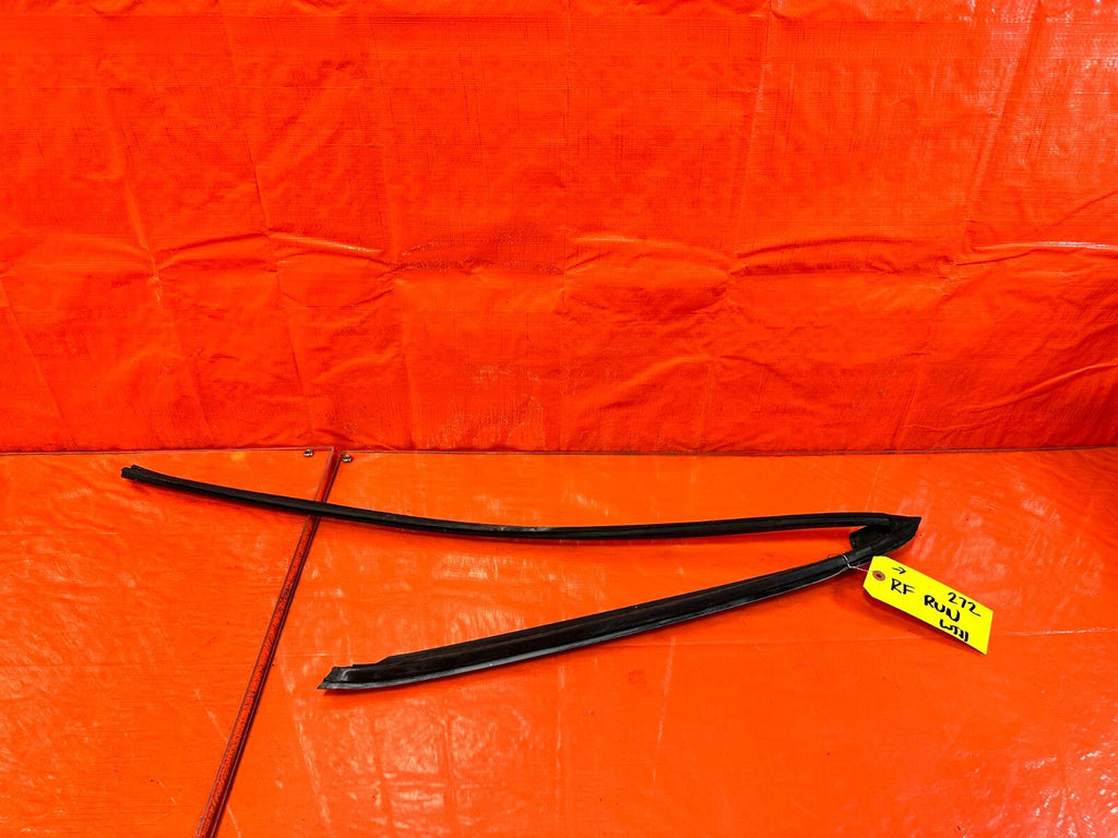 93 97 HONDA DEL SOL   PASSENGER RIGHT FRONT WINDOW GLASS RUN CHANNEL   OEM #2720