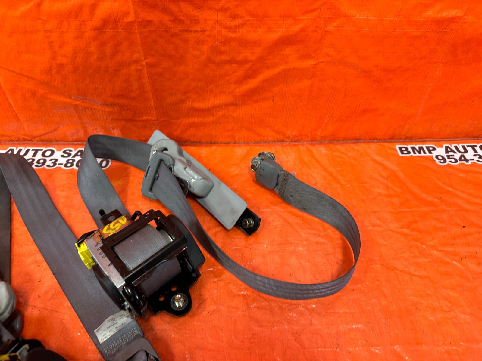 04 05 ACURA TSX   LEFT & RIGHT FRONT SEAT BELTS   GRAY COLOR   OEM FACTORY #2557