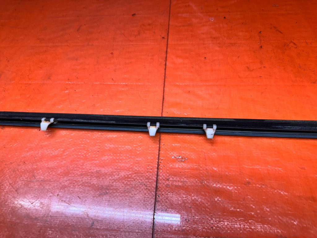 94 01 ACURA INTEGRA 2D LEFT DRIVER DOOR WINDOW GLASS TRIM OEM #33110