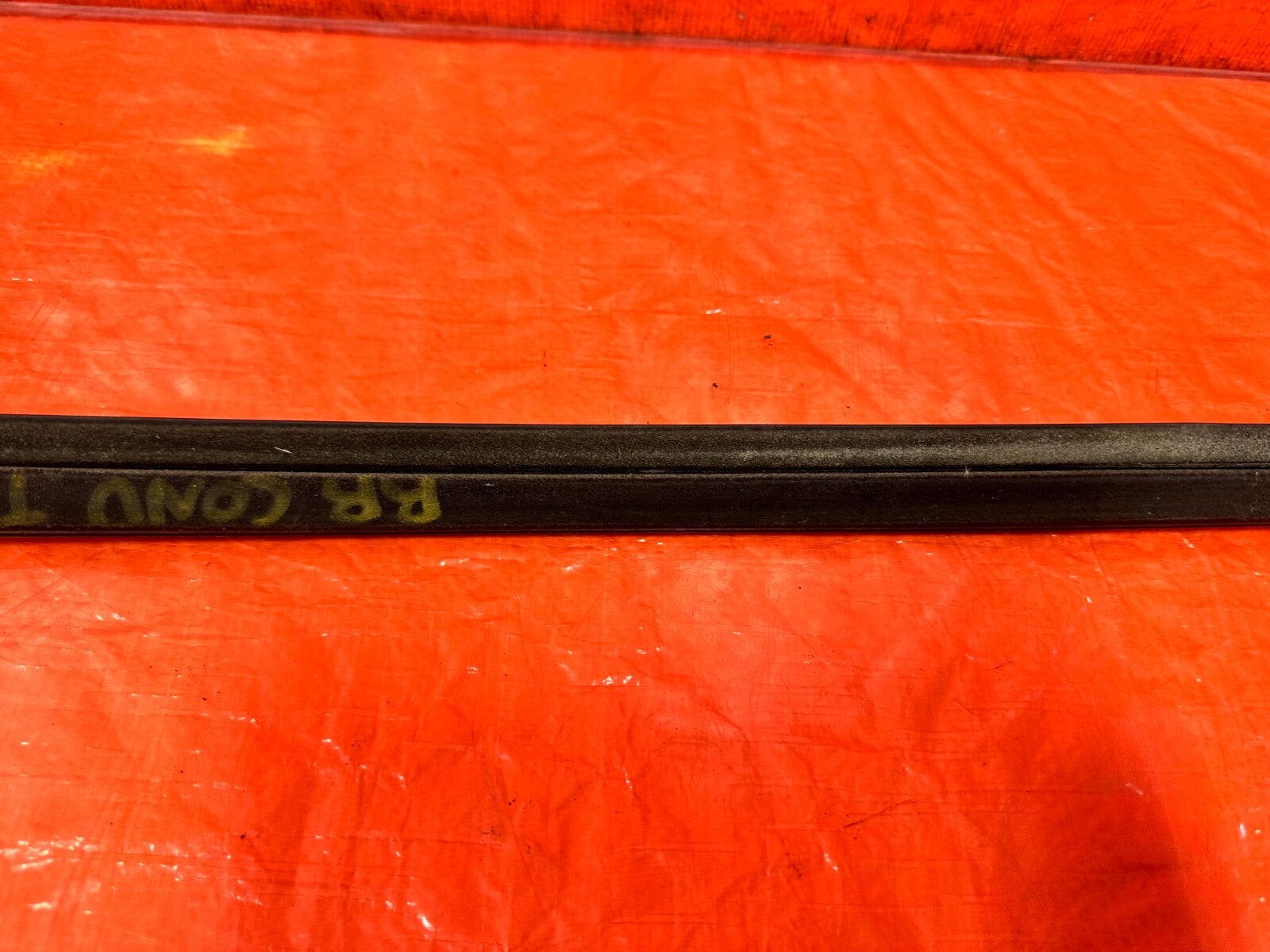 09 15 INFINITI G37 CONVERTIBLE   RIGHT REAR CONVERTIBLE DRIP RETAINER   OEM #2789