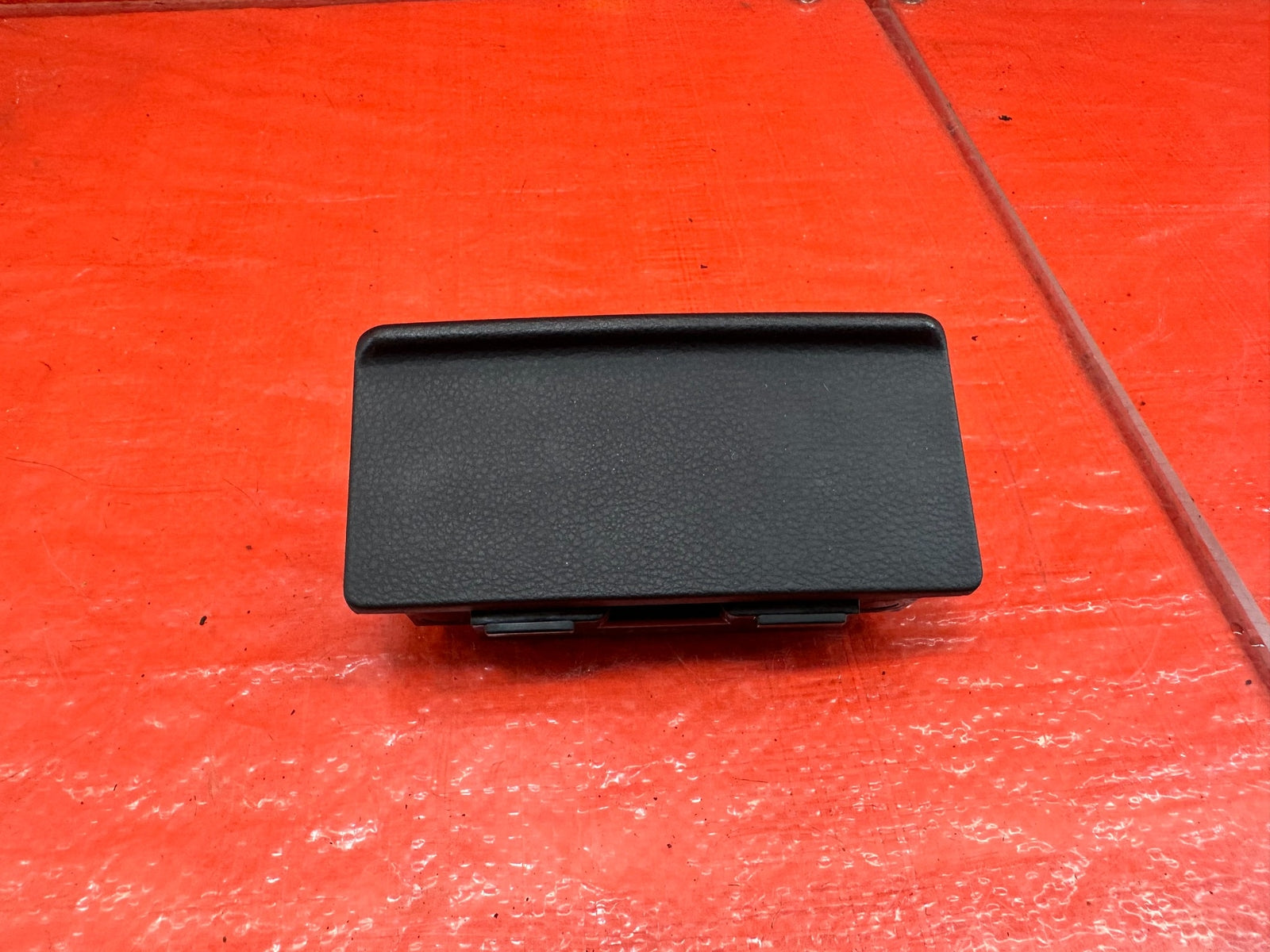 08 09 INFINITI G37 2D COUPE AUTOMATIC ONLY CENTER CONSOLE ARM REST ASH TRAY #2070