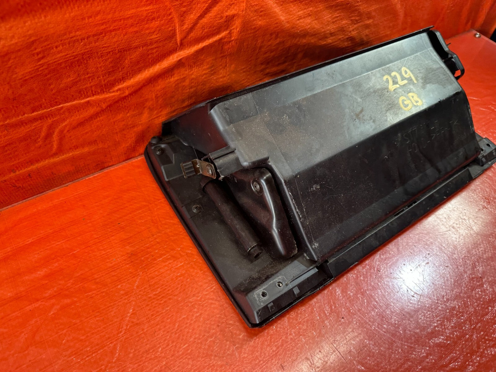 94 01 ACURA INTEGRA 2 & 4 DOOR   GLOVE BOX   BLACK   COLOR   OEM #2298