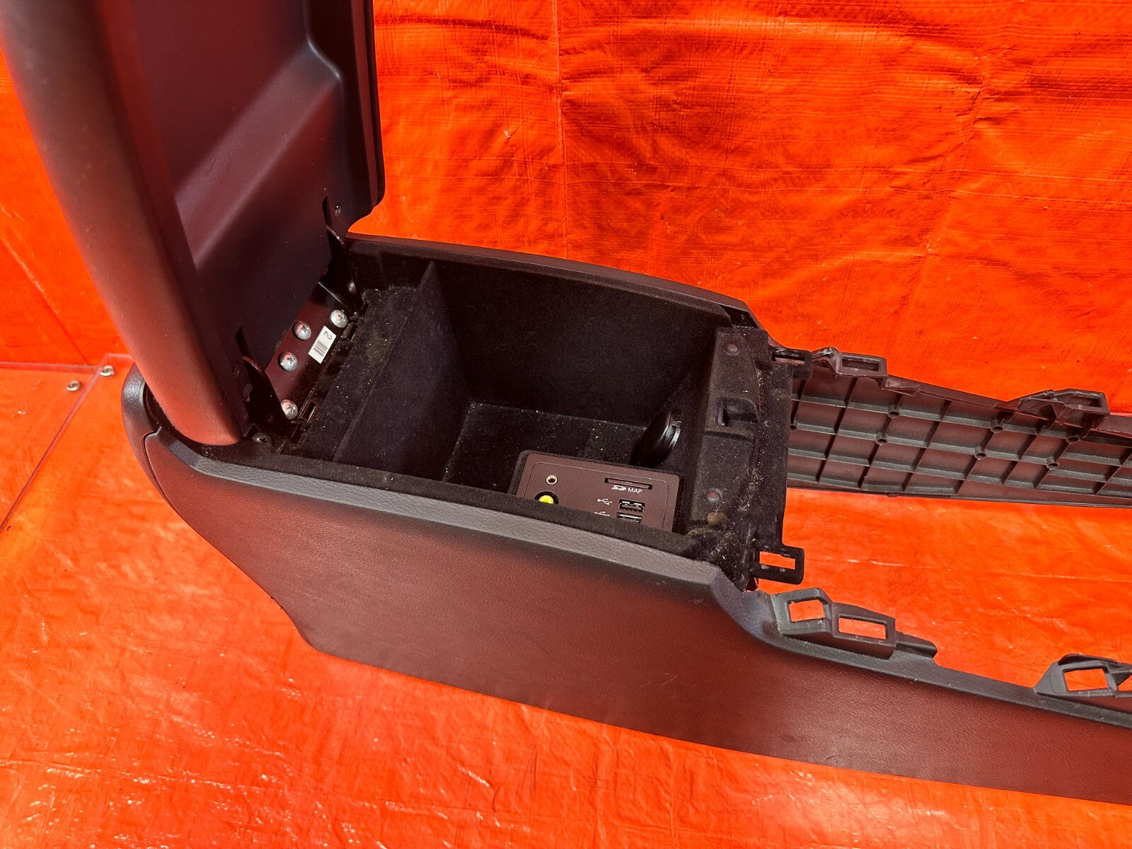 16 20 INFINITI Q50 / 17 20 Q60   ARM REST CENTER CONSOLE   OEM FACTORY OE #2894