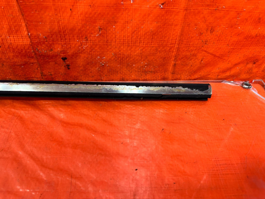 02 05 HONDA CIVIC SI EP3 HATCH   RIGHT FRONT EXTERIOR WINDOW GLASS TRIM OEM #3062