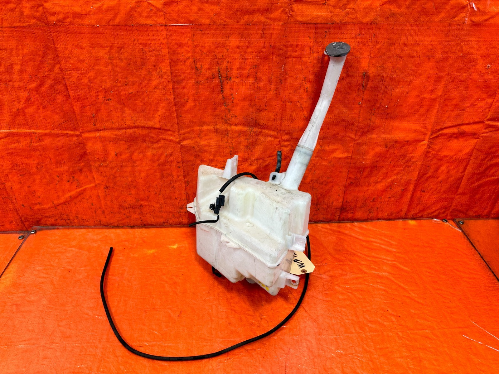 08 15 INFINITI G37 COUPE   WINDSHIELD WIPER RESERVOIR TANK W/ MOTOR    OEM 3284