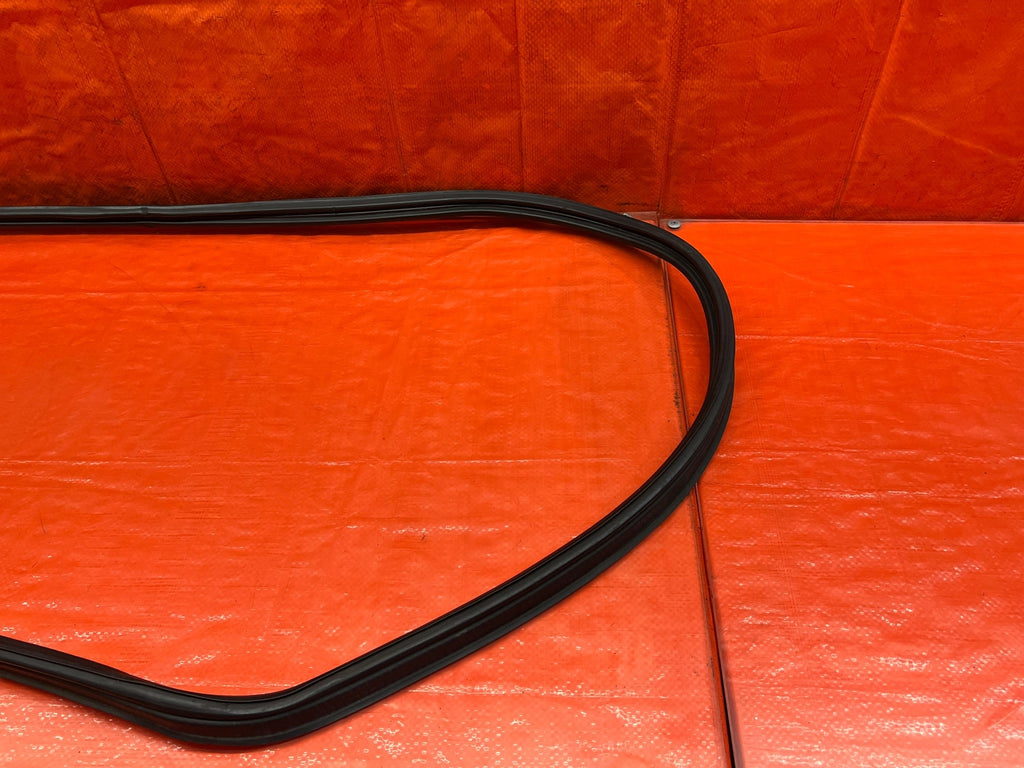 02 05 HONDA CIVIC SI EP3 HATCH TAILGATE TRUNK HATCH LATCH WEATHER TRIM STRIP 2304