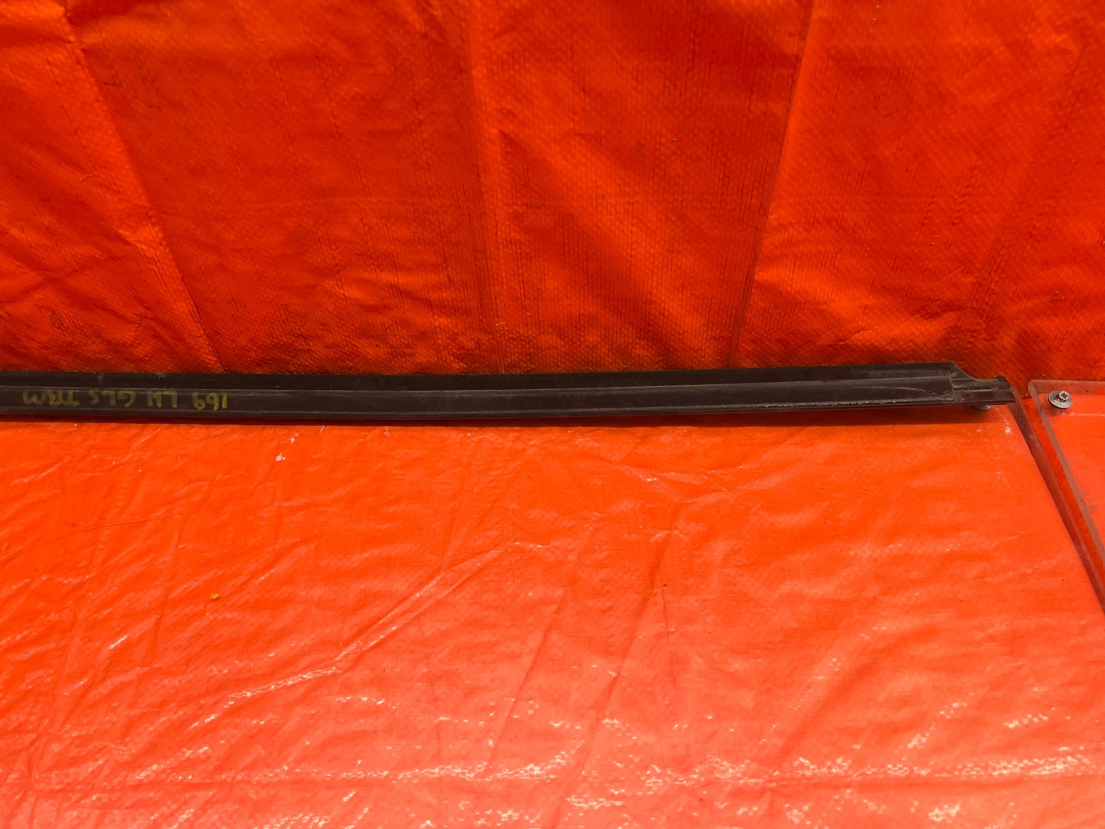 08 15 INFINITI G37 & Q60   RIGHT FRONT FRONT EXTERIOR WINDOW GLASS TRIM OEM #16910