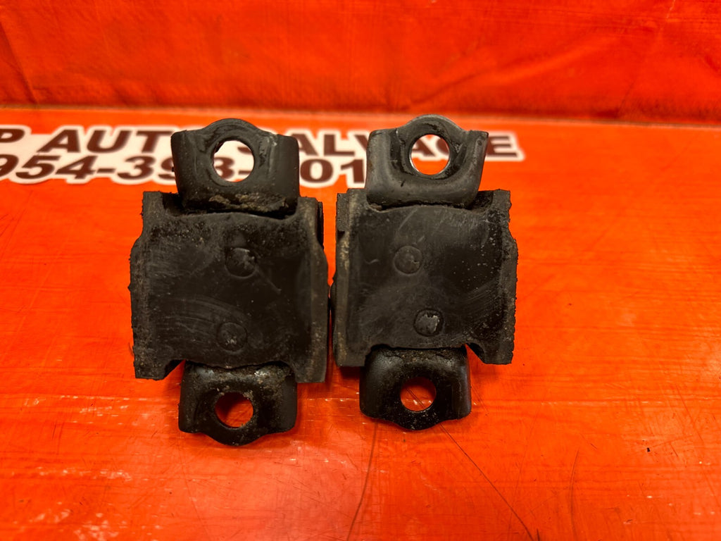 08 12 HONDA ACCORD SEDAN   LEFT & RIGHT FRONT SWAY BAR BRACKETS   OEM #2515