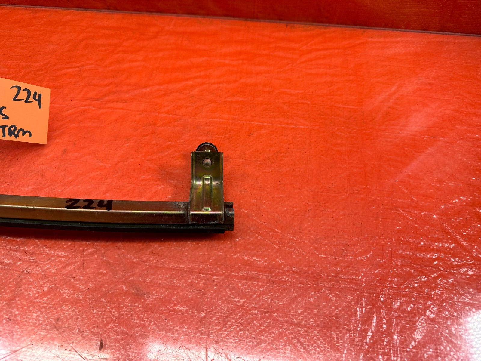 00 09 HONDA S2000   DRIVER LEFT   DOOR WINDOW GLASS PLACEMENT HOLDER OEM 2241