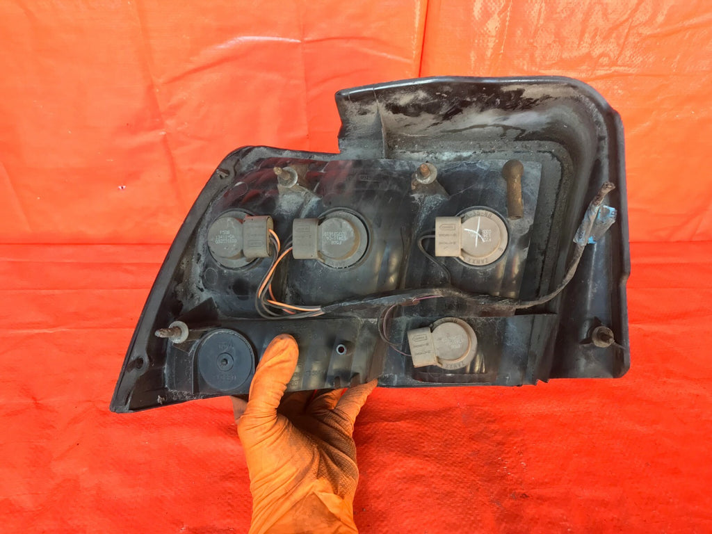 OEM 2004 04 FORD MUSTANG PASSENGER RIGHT TAIL LIGHT LAMP R RH      6