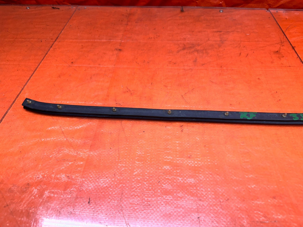 92 96 HONDA PRELUDE RIGHT FRONT LOWER DOOR WEATHERSTRIP OEM #33210