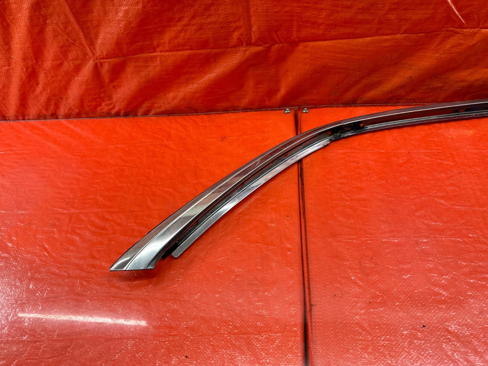 98 01 ACURA INTEGRA SEDAN   PASSENGER RIGHT GLASS TRIM DRIP AND RETAINER OEM 2296