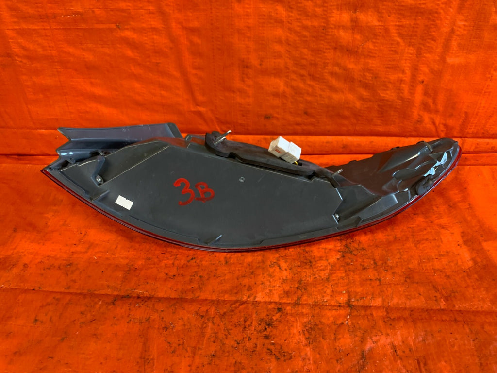 12 17 HYUNDAI AZERA   DRIVER LEFT QUARTER PANEL MOUNTED   TAIL LIGHT LAMP   OEM8