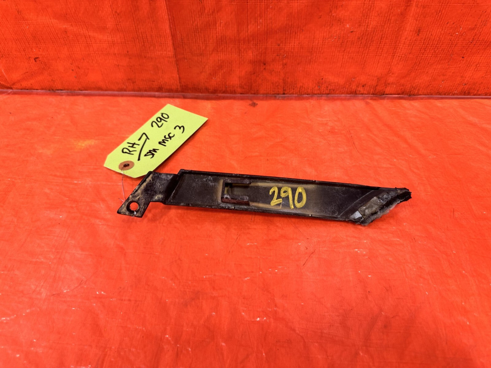 00 09 HONDA S2000   PASSENGER RIGHT QUARTER PANEL TRUNK TRIM CLIP BAD TAB OK 2903