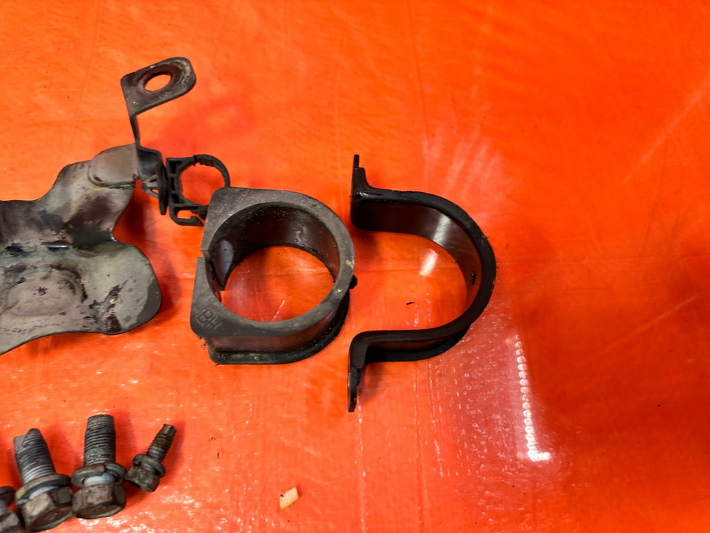 13 16 HYUNDAI GENESIS COUPE   POWER STEERING RACK MOUNTING BRACKET BRACE OEM 3264