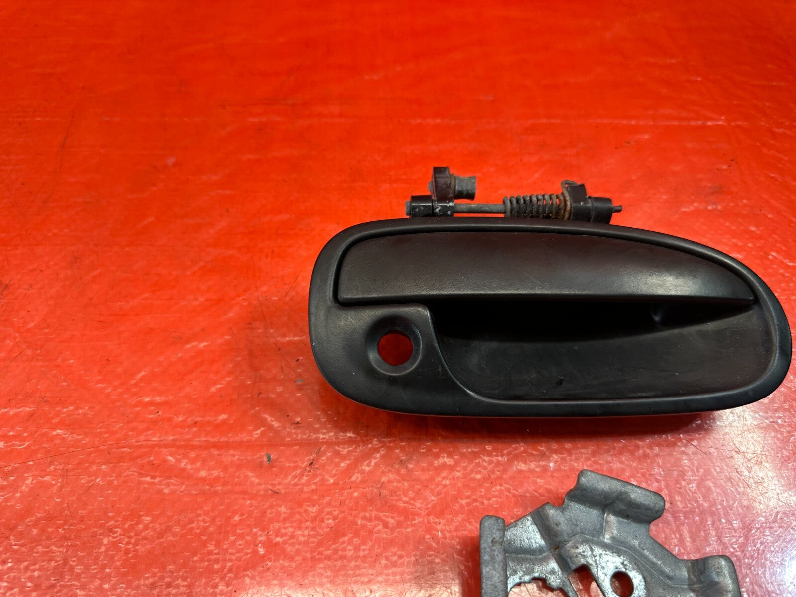 96 00 HONDA CIVIC   PASSENGER RIGHT EXTERIOR DOOR HANDLE   W/ BRACKET   OEM #2018