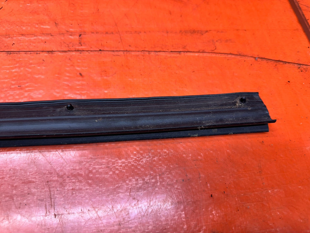 2016-2020 INFINITI Q60 COUPE PASSENGER RIGHT DOOR SUB SEAL RUBBER OEM #20Q609