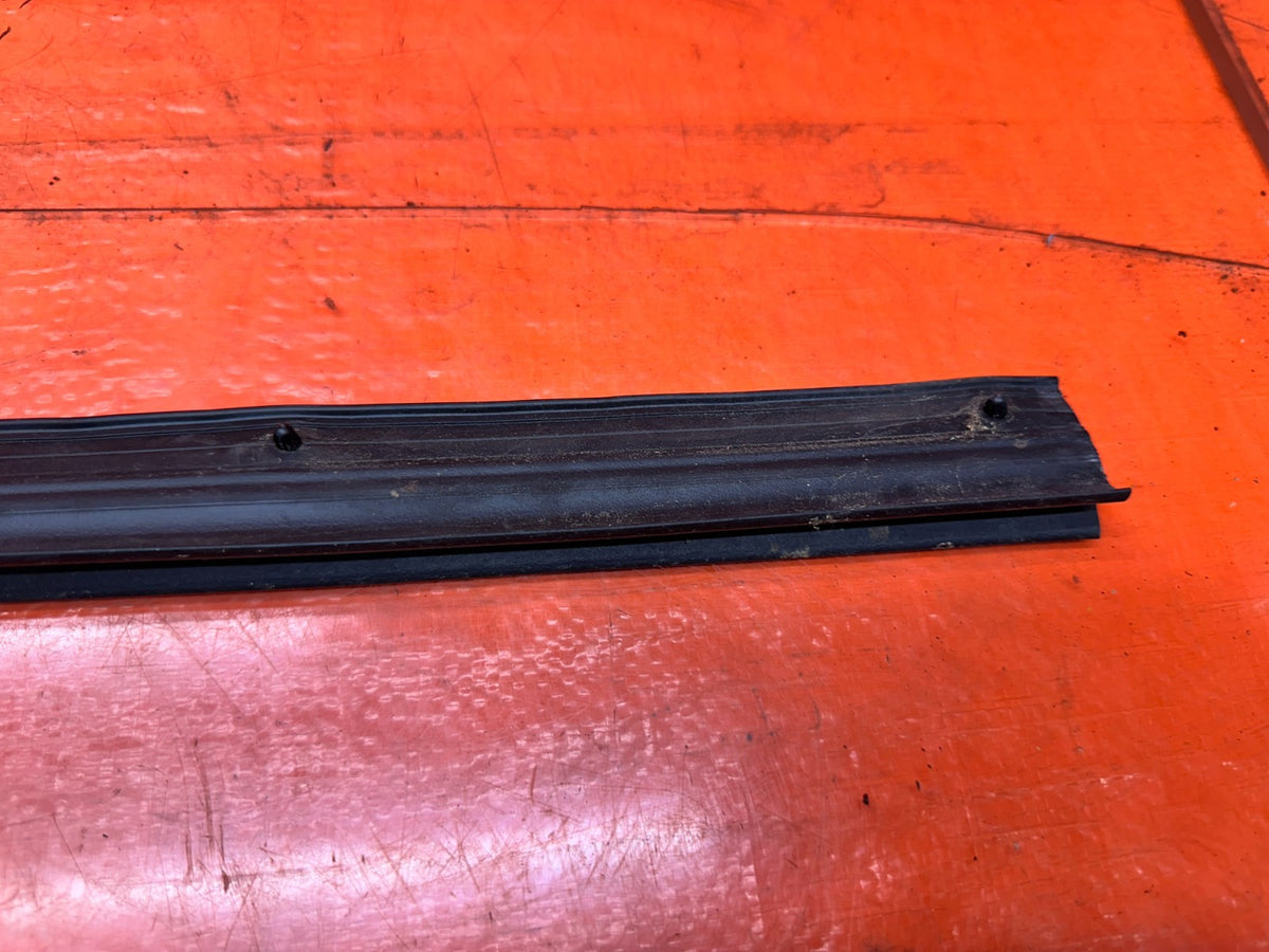 2016-2020 INFINITI Q60 COUPE PASSENGER RIGHT DOOR SUB SEAL RUBBER OEM #20Q609