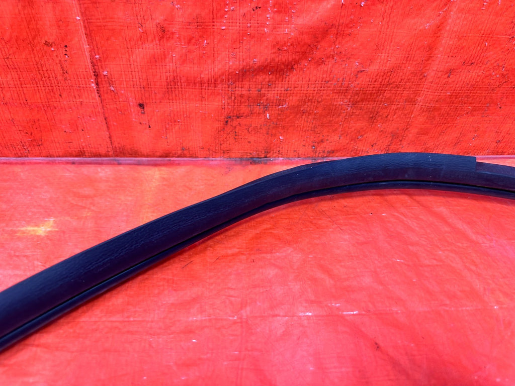 10 16 HYUNDAI GENESIS COUPE   CHASSIS TO DOOR OPEN TRIM RUBBER STRIP RIGHT FRONT3