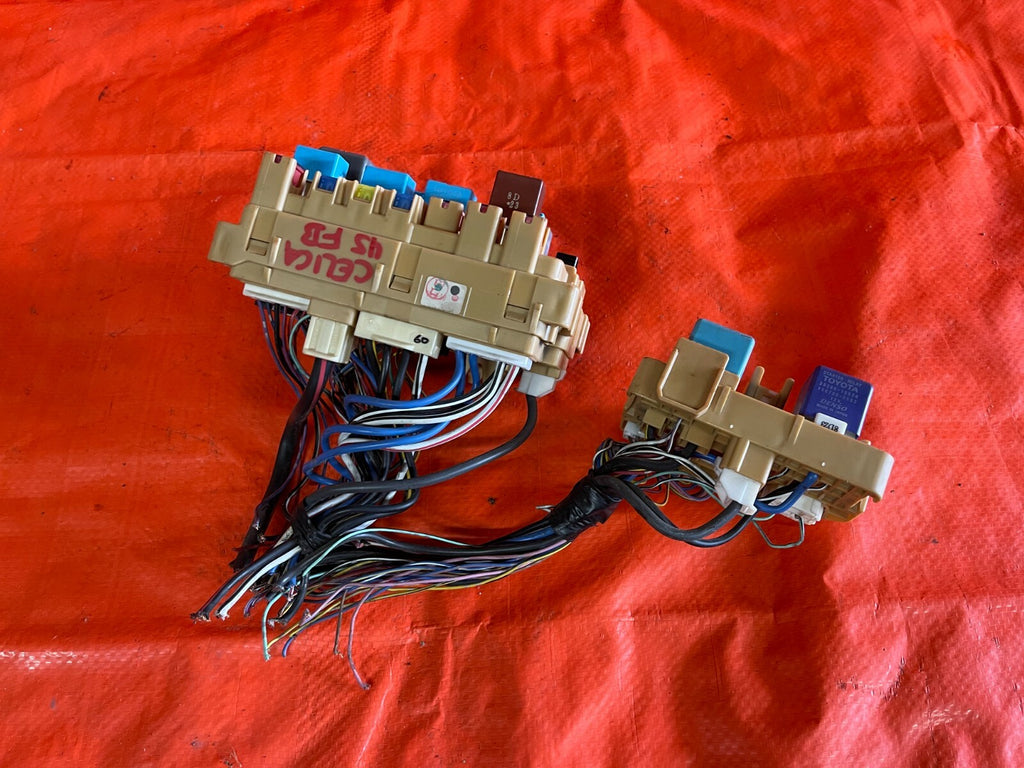 2003 03 TOYOTA CELICA   GT S   UNDER HOOD ENGINE BAY FUSE BOX PANEL   OEM OE4