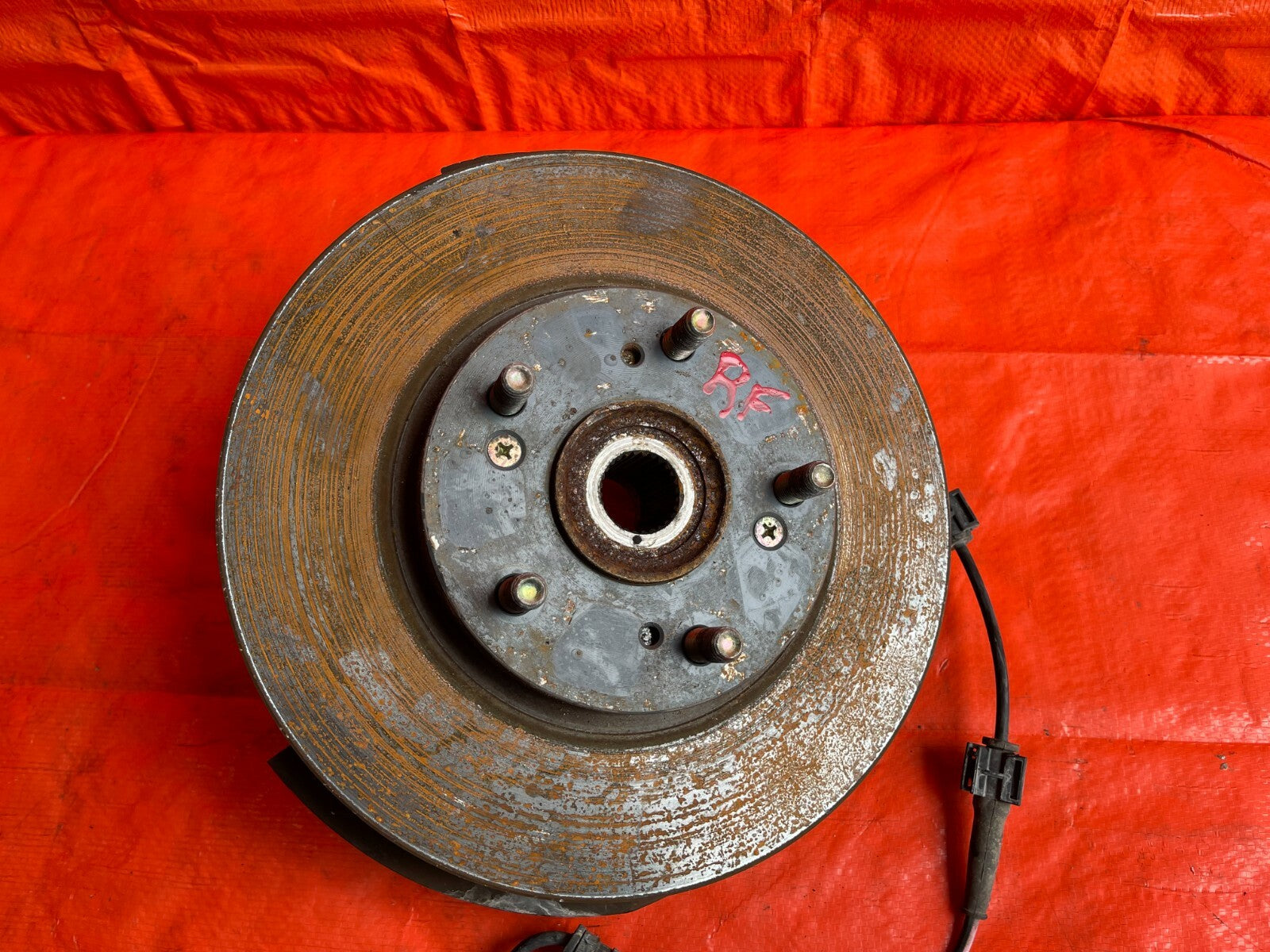 02 04 HONDA CR V CRV   4WD ONLY   PASSENGER RIGHT FRONT SPINDLE KNUCKLE HUB OE4