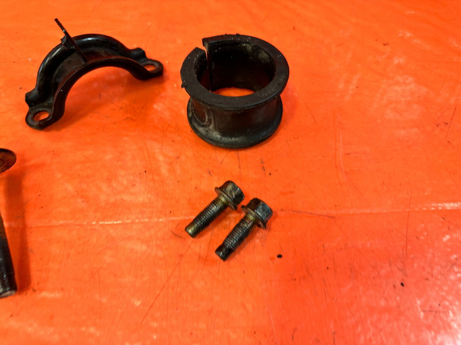 03 09 NISSAN 350Z   POWER STEERING RACK BRACKET AND BOLTS HARDWARE   OEM #2625