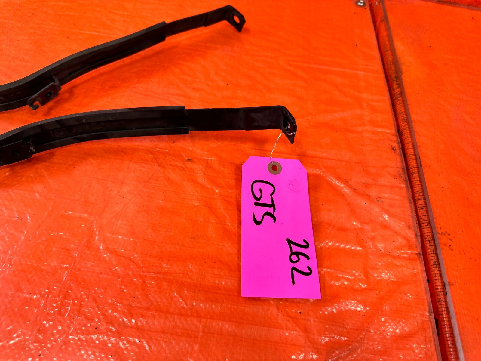 03 09 NISSAN 350Z   GAS GASOLINE FUEL TANK MOUNTING STRAPS BAND SET   OEM #2624