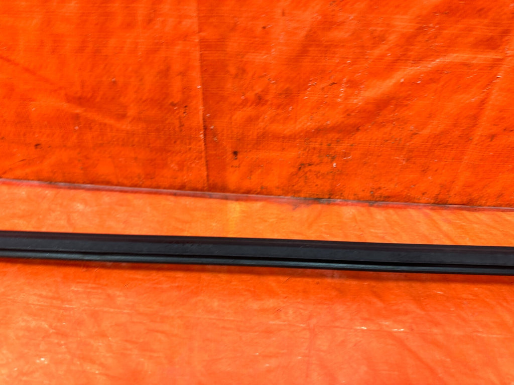 03 07 INFINITI G35 COUPE   PASSENGER RIGHT EXTERIOR WINDOW GLASS TRIM   OEM 2984
