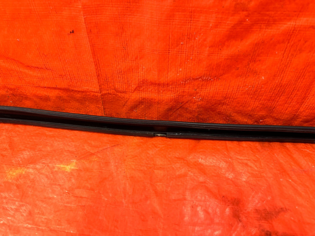 96 00 HONDA CIVIC   COUPE & HATCH   PASSENGER RIGHT DOOR GLASS SUB SEAL OEM #2847