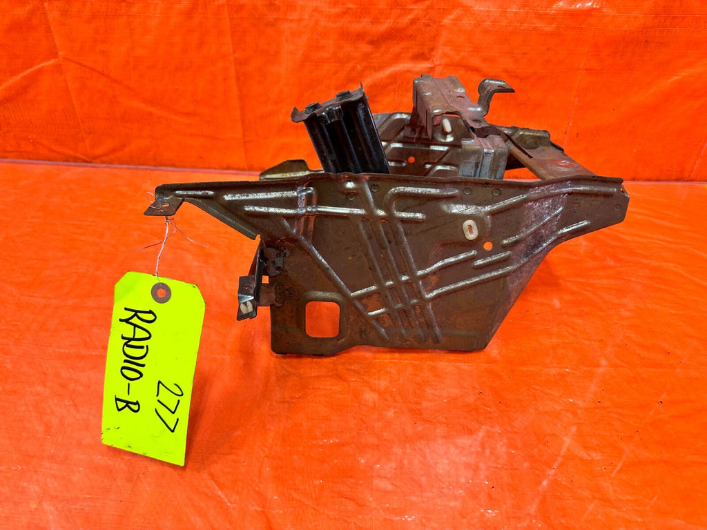 88 89 HONDA CRX   RADIO BRACKET INSTRUMENT CONSOLE CENTER BRACKET   OEM #2777
