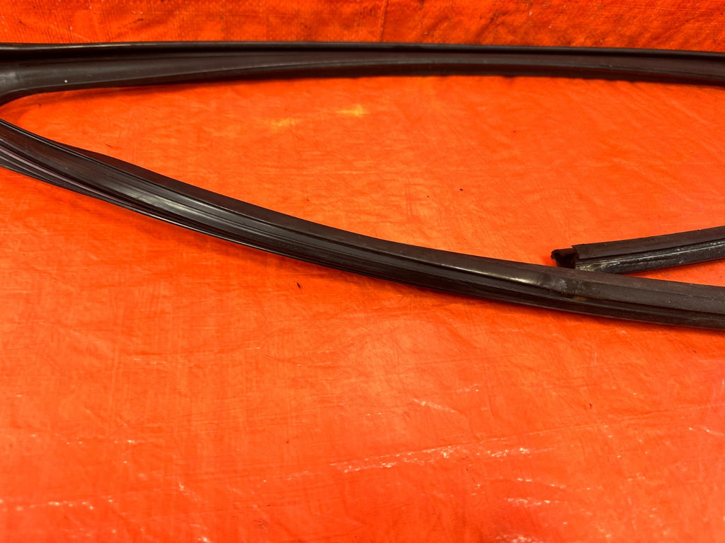 04-08 ACURA TSX - PASSENGER RIGHT FRONT WINDOW GLASS RUN CHANNEL - OEM #3045