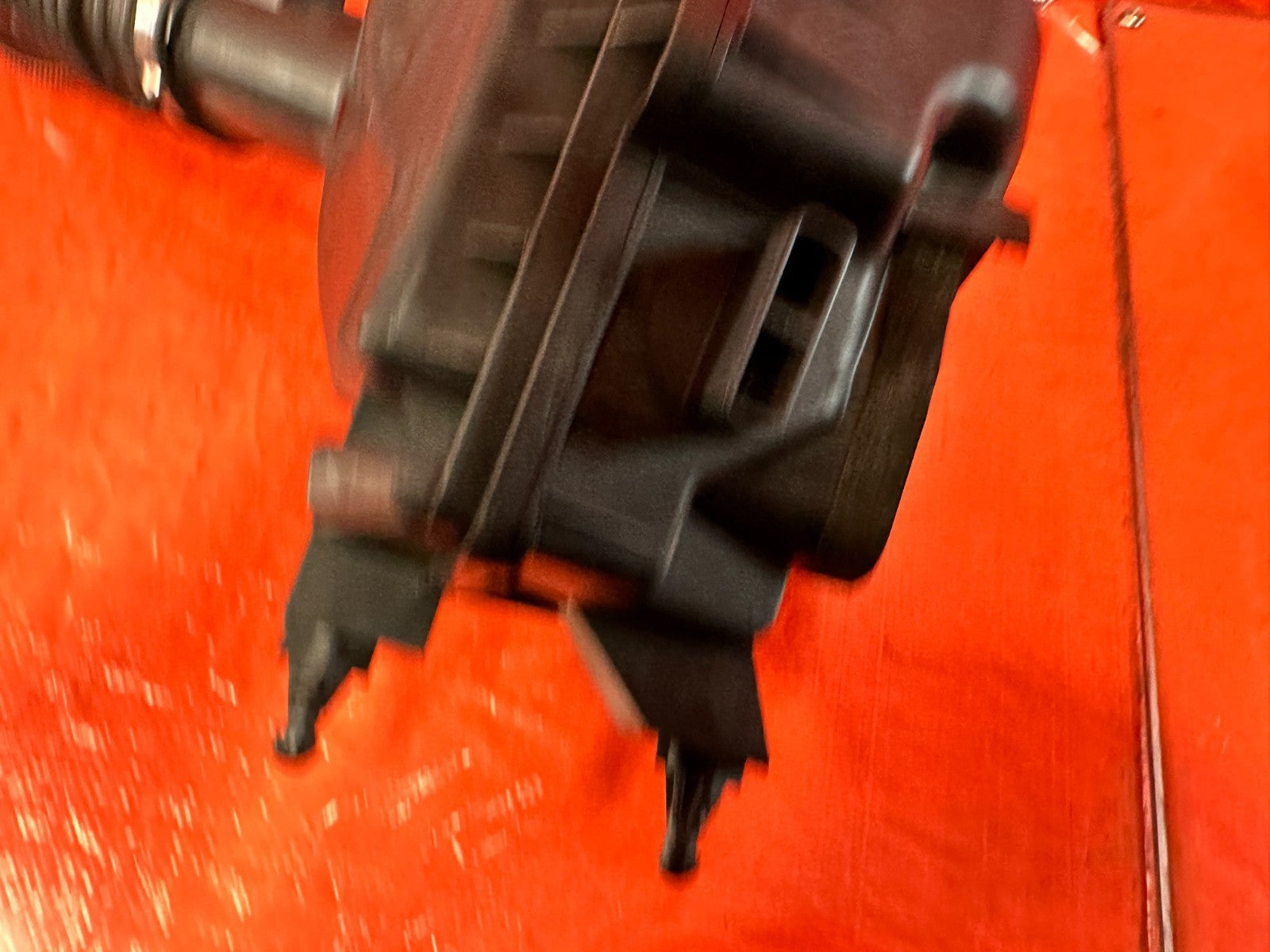 08 15 INFINITI G37 COUPE  RIGHT AIR FILTER HOUSING INTAKE BOX ARM   OEM #32010