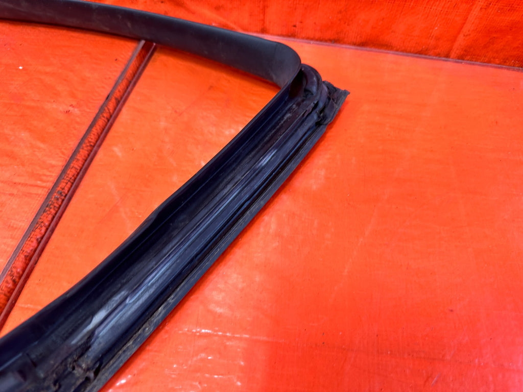 10 16 HYUNDAI GENESIS COUPE   RIGHT DOOR UPPER WEATHER STRIP SEAL OEM #29913