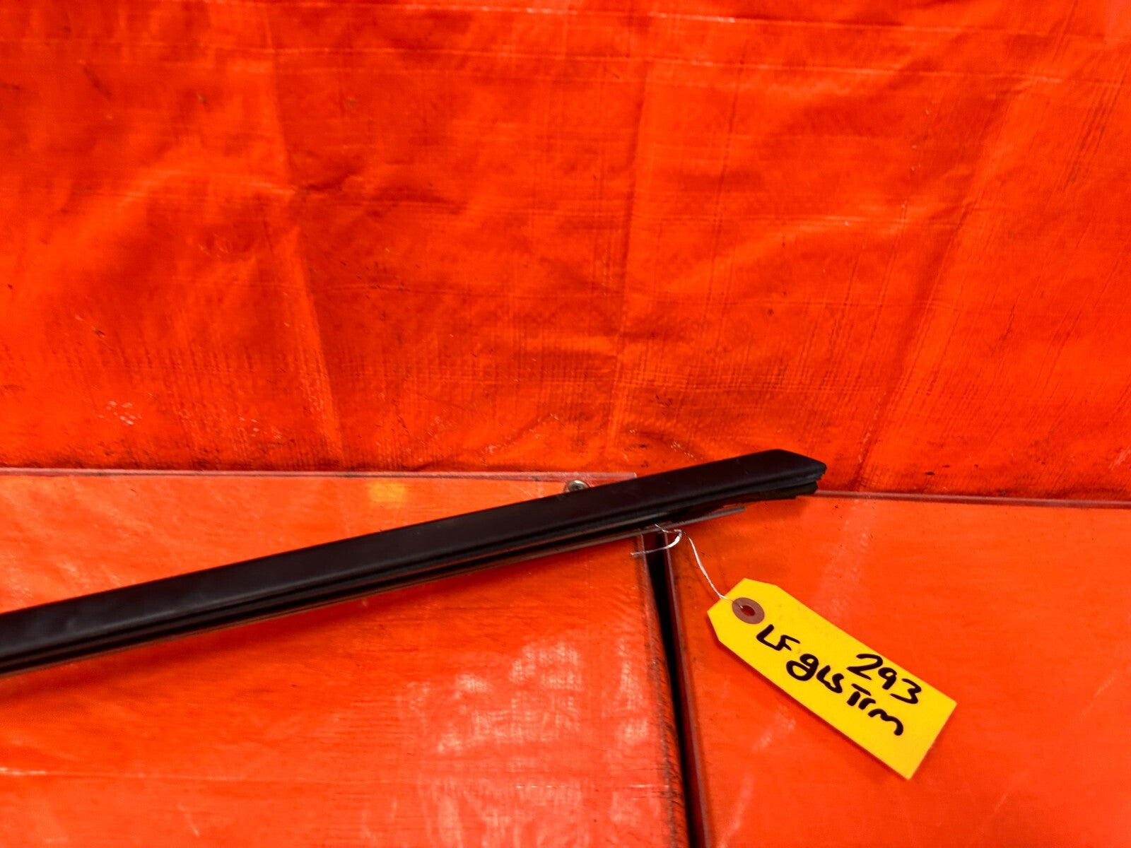 FRS BRZ & 86   DRIVER LEFT UPPER GLASS TRIM DRIP  RETAINER   OEM #2931