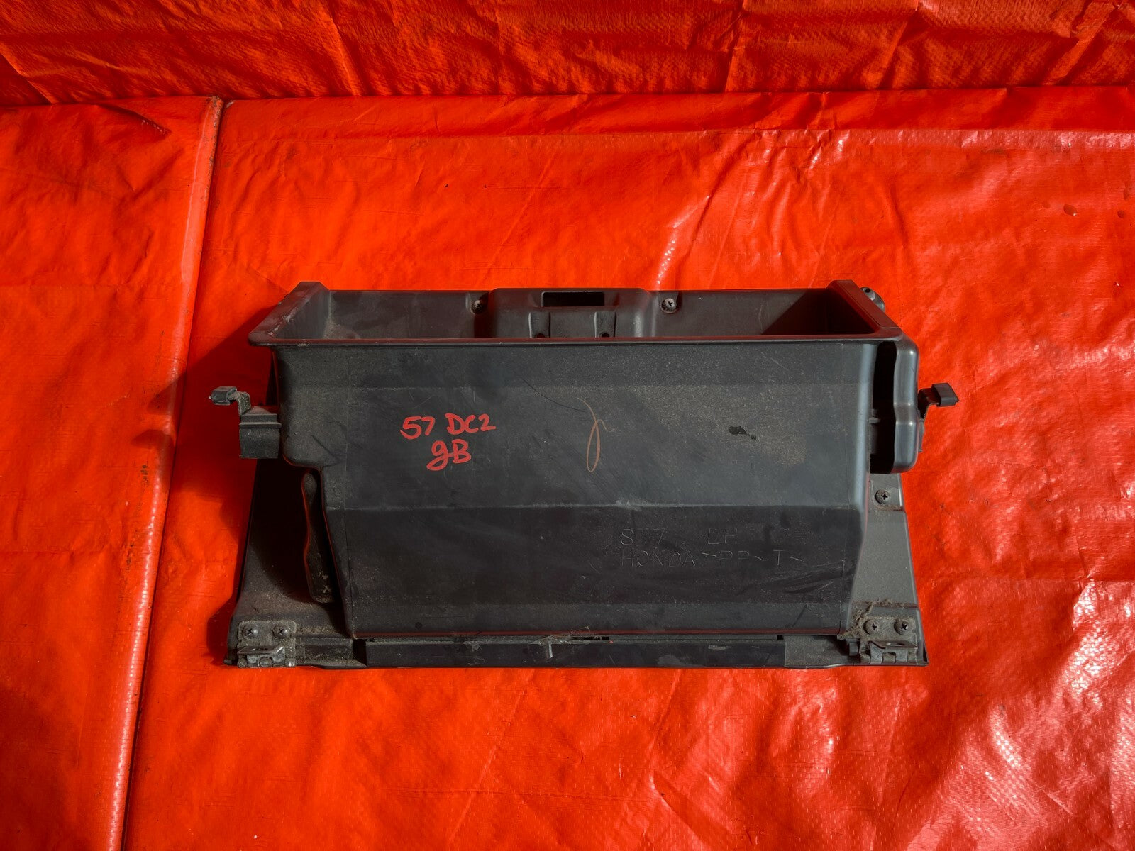 94 01 ACURA INTEGRA 2 & 4 DOOR   GLOVE BOX   BLACK   NO LOCK SET UP PRESENT OEM9