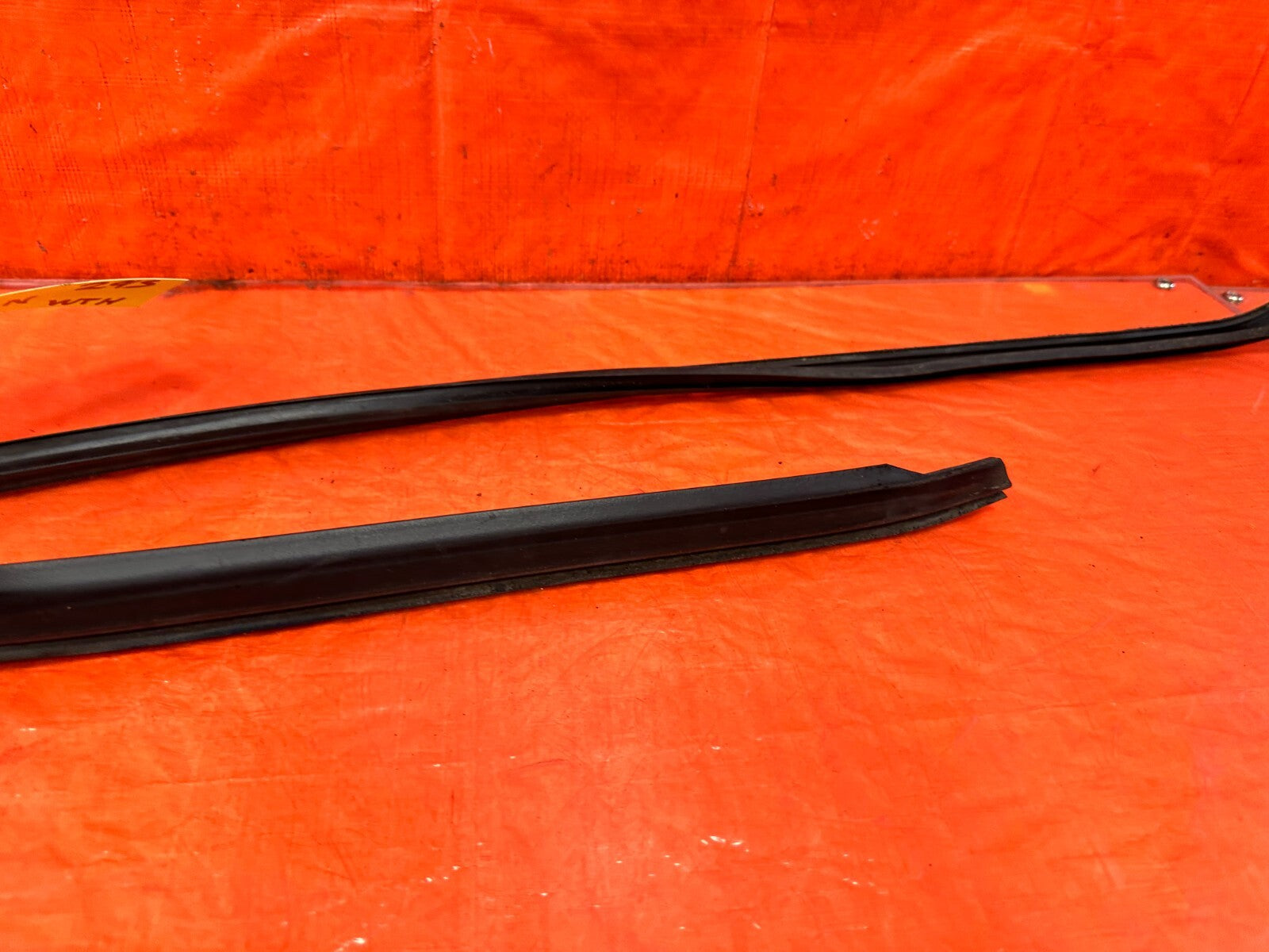 93 97 HONDA DEL SOL   PASSENGER RIGHT FRONT WINDOW GLASS RUN CHANNEL   OEM #2958