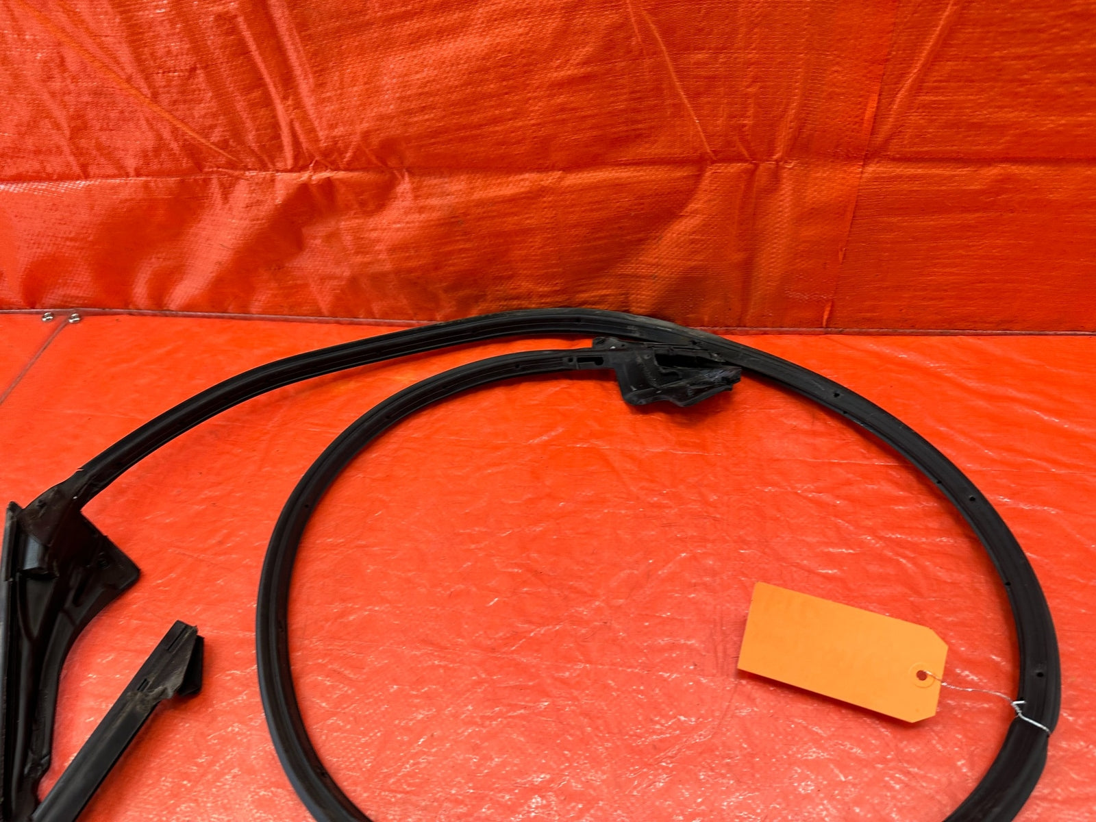 10 16 HYUNDAI GENESIS COUPE RIGHT LOWER DOOR WEATHER STRIP RUBBER SEAL 21918