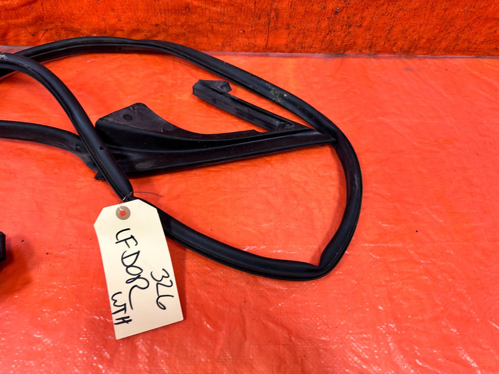 10 16 HYUNDAI GENESIS COUPE LEFT LOWER DOOR WEATHER STRIP RUBBER SEAL 3262