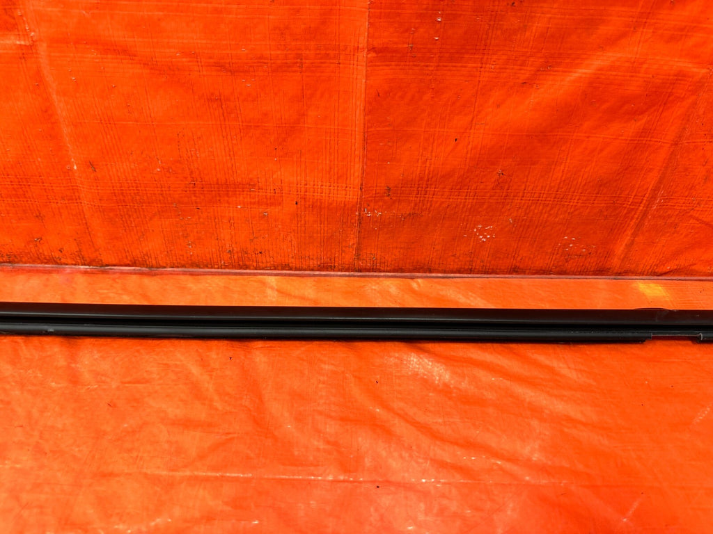 13 20 SUBARU BRZ   PASSENGER RIGHT DRIP RETAINER WINDOW GLASS TRIM   OEM #2923