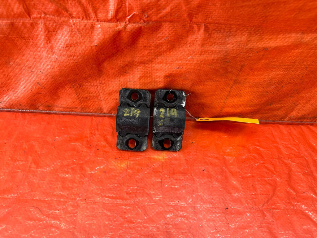 10 16 HYUNDAI GENESIS COUPE   LEFT & RIGHT FRONT SWAY BAR BRACKETS   OEM OE #2195
