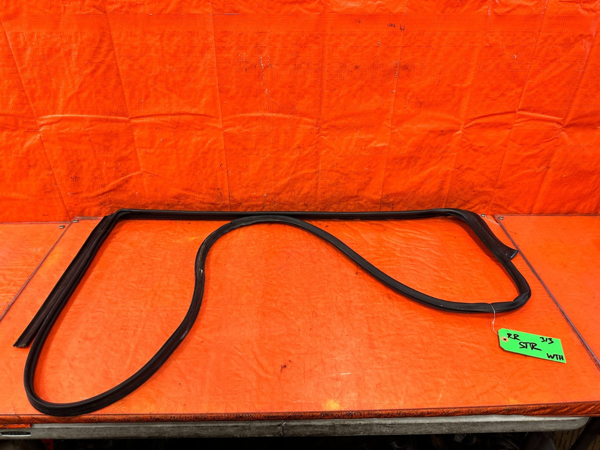 14-20 INFINITI Q50 - RIGHT REAR DOOR WEATHER STRIP OPEN TRIM OEM #3130