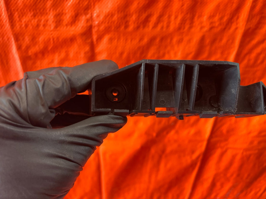 02 06 ACURA RSX   PASSENGER RIGHT FRONT   FENDER CLIP BUMPER BRACKET   OEM #2114