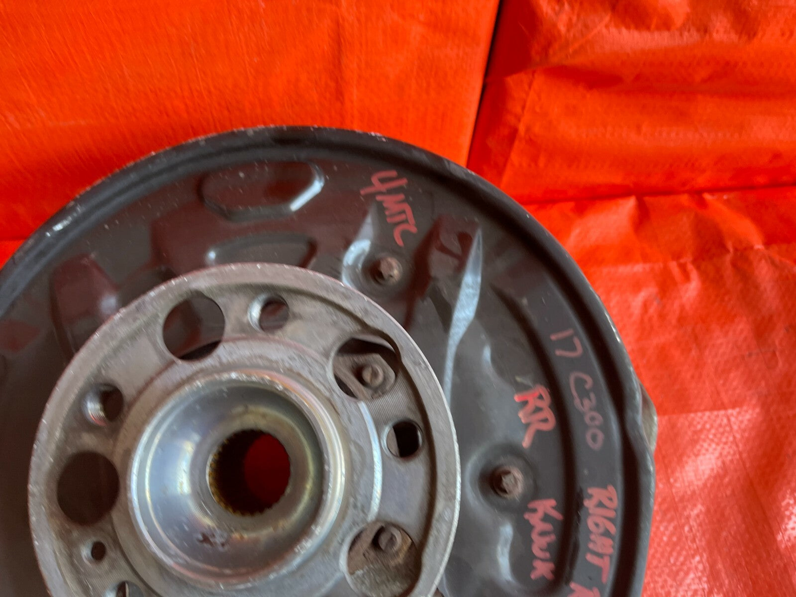 15 20 MERCEDES BENZ C300 W205 4MATIC / PASSENGER RIGHT REAR SPINDLE KNUCKLE HUB 4