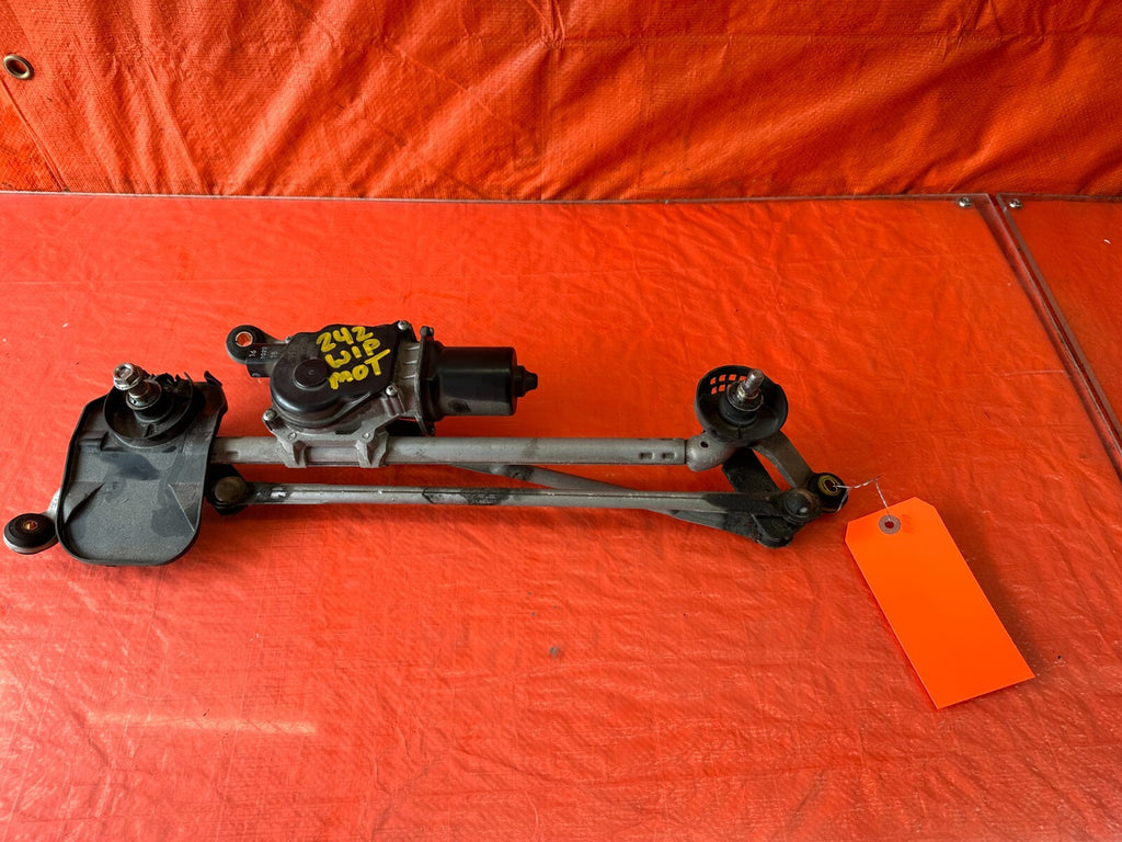 14 20 INFINITI Q50 & 17 20 Q60   WINDSHIELD WIPER MOTOR W/ LINKAGE   OEM #2420